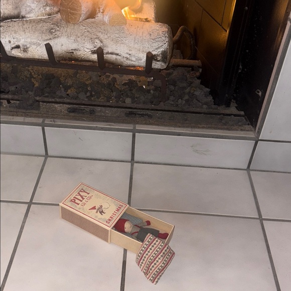 Maileg Pixy Elf & Elfie Christmas Matchbox Doll Set - Red and Blue Boy - Picture 6 of 7